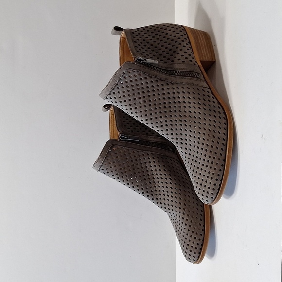 Lucky Brand Gray Gorpcore Preppy Almond Toe Perforated Basel Ankle Booties Sz 10 - Picture 5 of 11